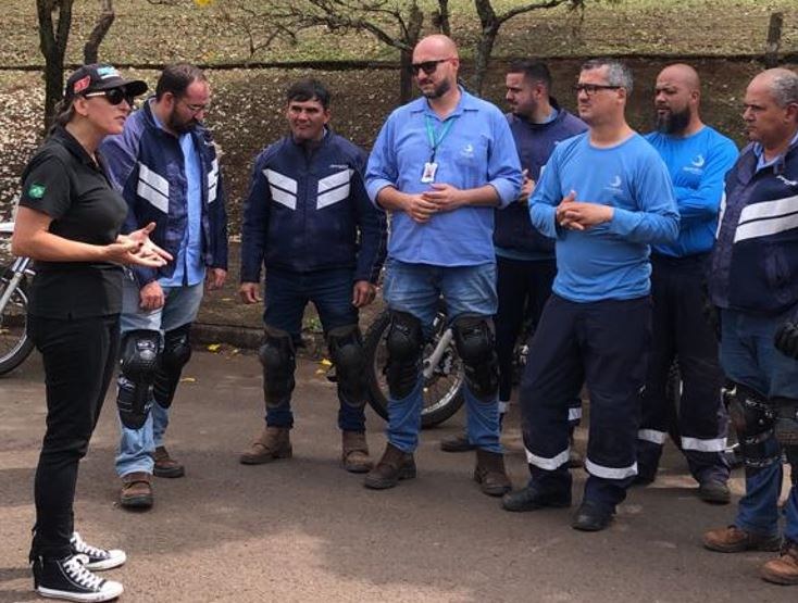 Márcia Reis a instruir uma equipa antes da prática